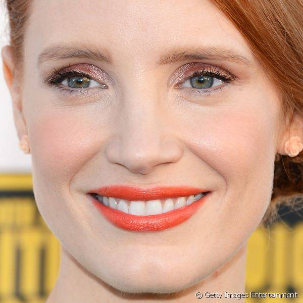 No Critics Choice Movie Awards 2014, Jessica optou por batom laranja, sombra perolada rosada e m?scara para c?lios apenas na parte superior dos olhos.